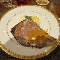 お客のリクエストのサイズでカットする十勝牛プライムリブ