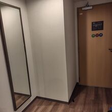 部屋の入口には広々したスペースがあり、スーツケースを展開でき