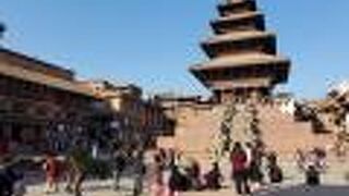 ニャタポラ寺院