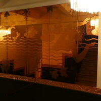 階段には人魚が描かれた大きな鏡