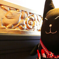 壁の金色のボーダー装飾には何やら動物。「きみ、いたちくん？」