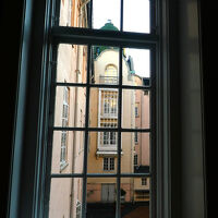 廊下から建物内側を見ると、外からは見えない塔が