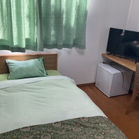 シングルベッドとテレビ