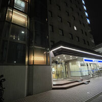 コンビニが一体となったホテルです。