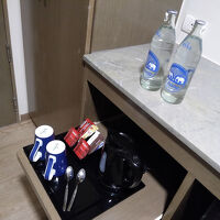 部屋に用意されていた水とお茶・コーヒー類