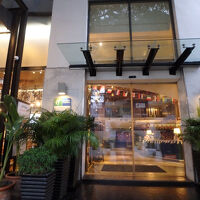 繁華街の外れにあるホテル