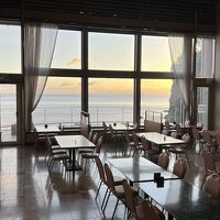 レストランサンライズで食事をいただきます。オーシャンビューで