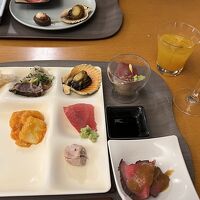 夕食ビュッフェ。ヒオウギ貝が味が濃くて美味しかったです。