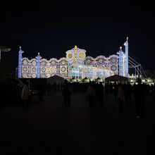 メリケンパーク会場の玄関作品フロントーネ。