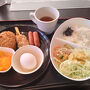 朝食会場はコンパクトだが、提供の食事種類は豊富