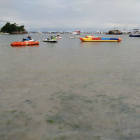 ホテル前のビーチ　浅いし汚いし泳ぐのは厳しい