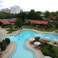 部屋から見たプール　