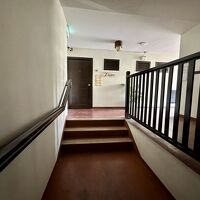 廊下を歩くとかなり老朽している事がわかる