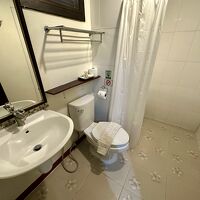 広いのだが、安宿風...暑いお湯はしっかりでた。