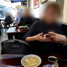 混雑していましたが回転が早かったです。