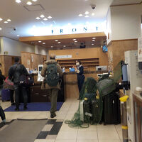 フロントです。自動チェックイン機があります。