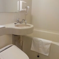 トイレ、洗面、風呂はユニット形式です。浴槽は狭くないです。