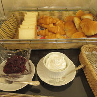 パンのコーナーにはホイップクリームと餡子が