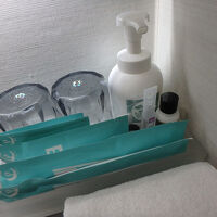 こちらはアメニティ。コンタクト用のアイテムも用意されていた