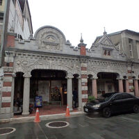 老街の中にある民泊。店舗のファサードも見事だ