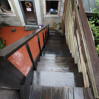 客室へはこの階段を登ることになる