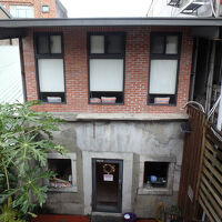 客室から母屋（？）を眺める。裏側から見る老街も一興