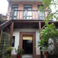 中庭から泊まった建物を見る。２階に泊まった