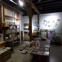 泊まった建物の１回部分は図書室・書庫となっている