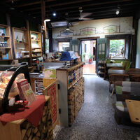 道路に面した建物は喫茶や物販をするお店になっている