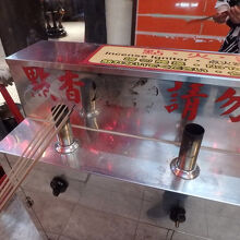 ここもお線香はガスバーナーで点火する