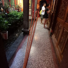 お線香を持ってお参り