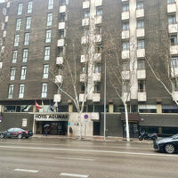 外観は立派です。近くにすぐスーパーがあります。