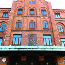 西側の面は古い建物です