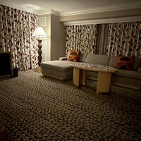 大き目のソファーがあります。