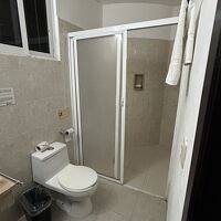 トイレの奥がシャワーブースです。