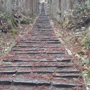 参道を歩く場合、五重塔から山頂へ向かっては上り坂が続きます