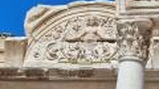 ハドリアヌス神殿