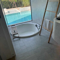 プールが見えるバスルーム