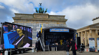 ベルリンの影崩壊直後にこの門の前の壁に人々が登って歓喜していた