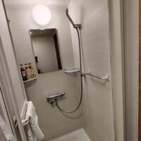 大浴場、露天風呂があるので部屋はシャワーのみ