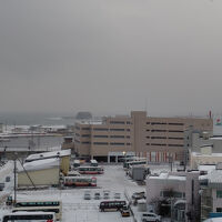 部屋からの眺望、バスターミナルが見えます、帽子岩も