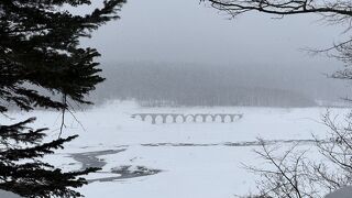 冬季、湖上ツアーが催行されない時期は、実質、ここが唯一タウシュベツ橋梁を見る事が出来るスポットです。旭川空港から車で約2時間半でした。