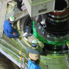 人と比べると発電機の巨大さが分かります