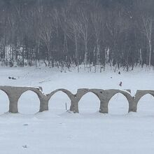 コンクリートアーチの劣化が進むタウシュウウベツ橋梁