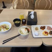 朝食バイキングの様子。