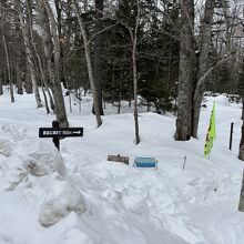 道を外れ展望台への道はこの時期雪深いので長靴をお勧めします。
