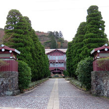 門から続くシンメトリーの並木がとて絵絵になります