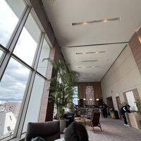 開放感！天井の高いロビー