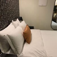 1人用の部屋は狭いためベットが写真1枚に収まらず...