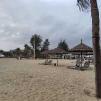 ホテル前のプライベートビーチ